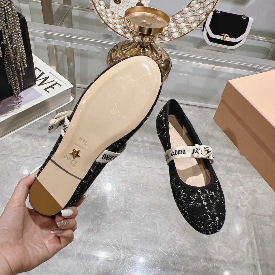 👟👟Ex-factory price 520👟👟 "Exclusive top version" Dior*Dior ✅2024vs spring and summer new series... [Round toe single shoes with small pearls] Original purchase and development! The last details of this shoe are perfectly restored 💐 The upper is made of special material and the inner padding is made of delicate lambskin. You can see the quality by looking at the details in real photos. It is a versatile style for little ladies and a lady. It is a stunning shoe at first glance... I love it. The genuine leather outsole imported from Italy has a five-pointed star logo! 35-39 (34.40 customization is non-refundable) Packaging: Original full set of packaging ☀The color official website is updated simultaneously